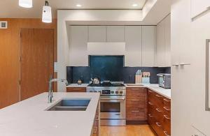 ジャクソンにあるSlopeside 2BR Retreat at Snow King Walk to Townのシンクとコンロのあるキッチン