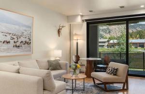 ジャクソンにあるSlopeside 2BR Retreat at Snow King Walk to Townのソファと椅子のあるリビングルーム