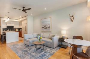 ジャクソンにあるSlopeside 2BR Retreat at Snow King Walk to Townのソファとテーブルのあるリビングルーム
