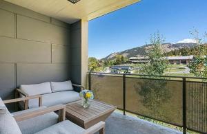 ジャクソンにあるSlopeside 2BR Retreat at Snow King Walk to Townのソファとテーブル付きのバルコニーが備わります。 +11枚の写真