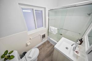 Un baño con inodoro, lavabo y ducha. en The Leeward Apartments By Lowkl, en Fort Lauderdale 17 fotos más