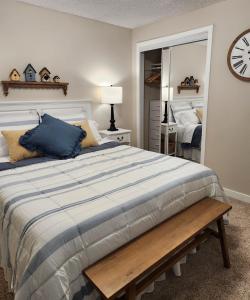 - une chambre avec un grand lit et une horloge murale dans l'établissement Cozy Cottage, à Caldwell 17 autres photos