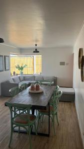 Una sala de estar con una mesa y sillas y un sofá. en Casa con piscina, en Bahía Inglesa