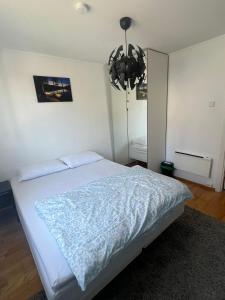 Ένα ή περισσότερα κρεβάτια σε δωμάτιο στο Cozy room in Lutvann 2 +5 φωτογραφίες