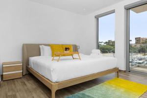 Ένα ή περισσότερα κρεβάτια σε δωμάτιο στο Beautiful 2BR2BA Palm Beach Condo w/ Pool & Gym +23 φωτογραφίες