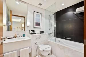 Ένα μπάνιο στο Luxurious Studio with Burj Khalifa View Direct Dubai Mall Access - Kempinski Residence +14 φωτογραφίες