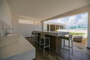 Φωτογραφία από το άλμπουμ του Beautiful 2BR2BA Palm Beach Condo w/ Pool & Gym στο Παλμ Μπιτς