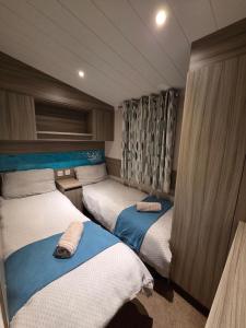 Ένα ή περισσότερα κρεβάτια σε δωμάτιο στο Seaside 8-Person Caravan at Rockley Park