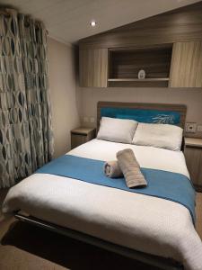 Ένα ή περισσότερα κρεβάτια σε δωμάτιο στο Seaside 8-Person Caravan at Rockley Park +11 φωτογραφίες