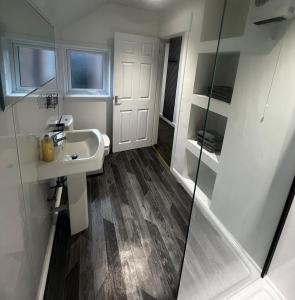 Koupelna v ubytování Perth City Centre Apartment - Short & Long Stays Welcome - 2x Smart TVs - Sky TV - Fast WiFi - Fully Equipped - Located Next to All Amenities