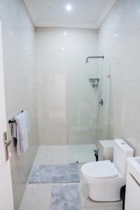 Koupelna v ubytování Modern two-bedroom apartment