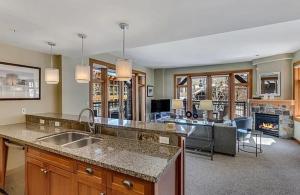 TV a/nebo společenská místnost v ubytování Bright Alpine Corner Condo with Ski Access