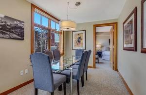 Posezení v ubytování Bright Alpine Corner Condo with Ski Access