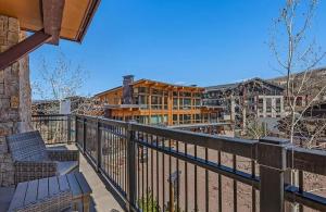 Balkón nebo terasa v ubytování Bright Alpine Corner Condo with Ski Access