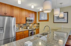 Kuchyň nebo kuchyňský kout v ubytování Bright Alpine Corner Condo with Ski Access + 7 fotografií