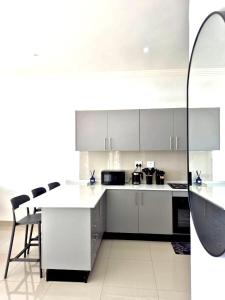 Kuchyň nebo kuchyňský kout v ubytování Modern two-bedroom apartment