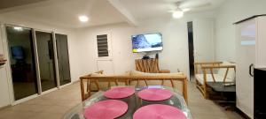 TV a/nebo společenská místnost v ubytování Les jardins suspendus des caraibes + 7 fotografií