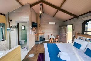 a bedroom with a large bed and a table at Chalés São Francisco II in Santo Antônio do Pinhal
