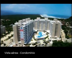 an aerial view of a large building with a beach at Vista Serra e Mar in Bertioga