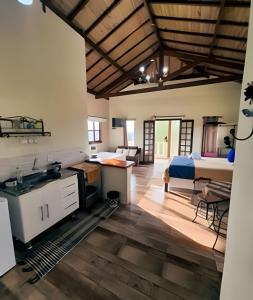 a room with a kitchen and a bedroom with a bed at Chalés São Francisco II in Santo Antônio do Pinhal