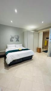 Ένα ή περισσότερα κρεβάτια σε δωμάτιο στο Cape Town Elegant Top Floor Stay with City Lights and Quiet Nights