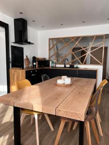 VuillafansにあるAu Petit Casinoの木製テーブル付きのキッチン(黄色い椅子付)