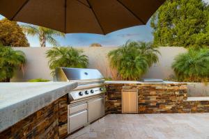 Kuchyň nebo kuchyňský kout v ubytování Biltmore Highlands by Porter Luxury Home wPrivate Pool and Mountain Views