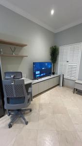 Μια τηλεόραση ή/και κέντρο ψυχαγωγίας στο Cape Town Elegant Top Floor Stay with City Lights and Quiet Nights