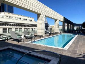 Bazén v ubytování DTLA Luxury Studio nebo v jeho okolí