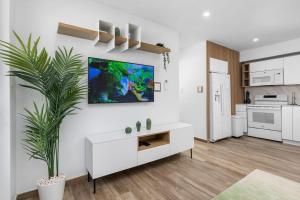 Η κουζίνα ή μικρή κουζίνα στο NEW 1B1BA Spacious Condo w/Pool, GYM @ Palm Beach!