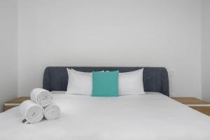 Giường trong phòng chung tại NEW 1B1BA Spacious Condo w/Pool, GYM @ Palm Beach! +28 ảnh