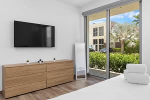 Μια τηλεόραση ή/και κέντρο ψυχαγωγίας στο NEW 1B1BA Spacious Condo w/Pool, GYM @ Palm Beach!