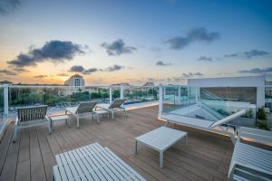 Μπαλκόνι ή βεράντα στο NEW 1B1BA Spacious Condo w/Pool, GYM @ Palm Beach!