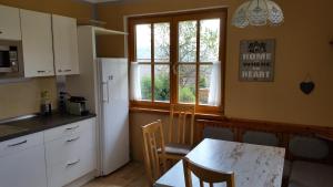 A kitchen or kitchenette at Holiday House Spanner