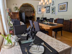 a dining room with a table and chairs at Chateau Murdock Gite in Saguenay
