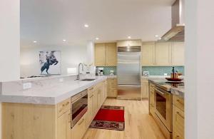 Kuchyň nebo kuchyňský kout v ubytování Newly Renovated 4BR Retreat Teton Village