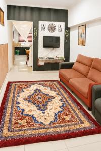 Simpang EmpatにあるWelcome to MANAF HOME STAY, 3 Fully Furnished bedrooms, located in beautiful Alor Gajah, Melakaのソファとラグのあるリビングルーム