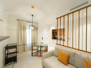 a living room with a couch and a table at La Maquinilla fjhomefj in Jerez de la Frontera