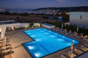 een zwembad op het dak van een huis bij Apartments Top Hill in Trogir