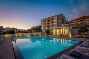 een groot zwembad voor een gebouw bij Apartments Top Hill in Trogir