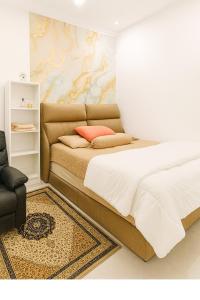 Simpang EmpatにあるWelcome to MANAF HOME STAY, 3 Fully Furnished bedrooms, located in beautiful Alor Gajah, Melakaのベッドルーム1室(ベッド1台付)が備わります。壁に壁画が飾られています。