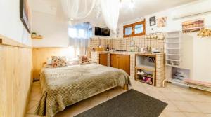 a small bedroom with a bed and a kitchen at Tabor 1 garden & parking in Naples