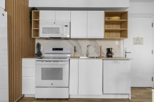 Kuchyň nebo kuchyňský kout v ubytování BRAND NEW 1BR Condo w/Pool, Patio, GYM @ PalmBeach