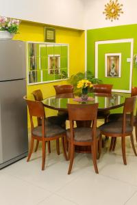 Simpang EmpatにあるWelcome to MANAF HOME STAY, 3 Fully Furnished bedrooms, located in beautiful Alor Gajah, Melakaのダイニングルーム(テーブル、椅子、冷蔵庫付)