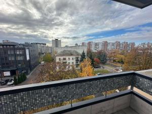 ein Blick auf eine Stadt von einem Balkon in der Unterkunft Простора і сучасна євродвушка в центрі Черкас! in Tscherkassy