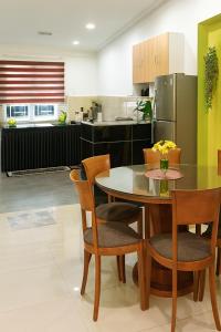 Simpang EmpatにあるWelcome to MANAF HOME STAY, 3 Fully Furnished bedrooms, located in beautiful Alor Gajah, Melakaのテーブルと椅子と冷蔵庫のあるキッチン