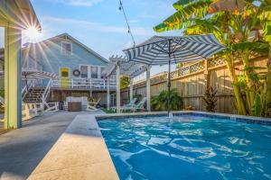 Bassein majutusasutuses Summerwind - Heated Pool, 3 Baths, 3 Blocks to Beach või selle lähedal