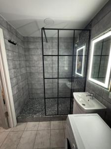 a bathroom with a shower and a sink at Простора і сучасна євродвушка в центрі Черкас! in Cherkasy
