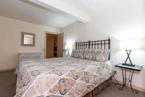 een slaapkamer met een groot bed en twee lampen bij Family-Friendly Lakefront Escape with Pool in Dollar Point