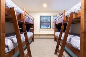 3 stapelbedden in een kamer met een raam bij Family-Friendly Lakefront Escape with Pool in Dollar Point